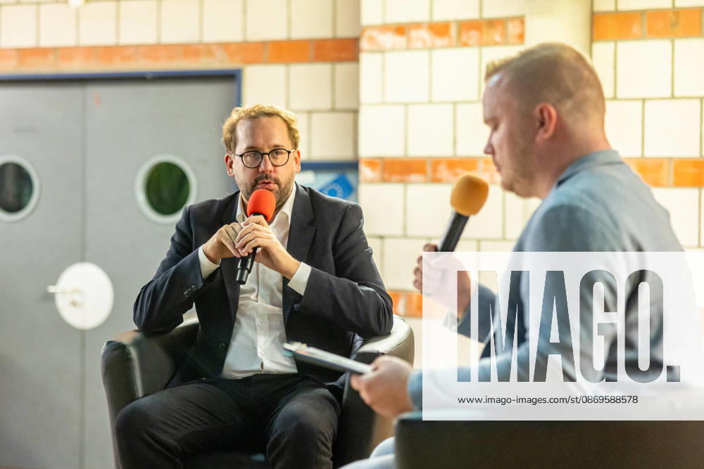 Bornheimer Ortsgespräch mit Paul Ronzheimer - 15.10.26 Veranstaltungsreihe Bornheimer Ortsgespräch - Miteinander im Dialog. Gast: Paul RONZHEIMER, stellvertretender Chefredakteur der BILD, Kriegs- und Krisenreporter und Podcaster, mit Gastgeber, Moderator und Ortsvorsteher von Bornheim-Ort Dominik PINSDORF (parteilos) in der Europaschule Bornheim. Bornheim Nordrhein-Westfalen Deutschland