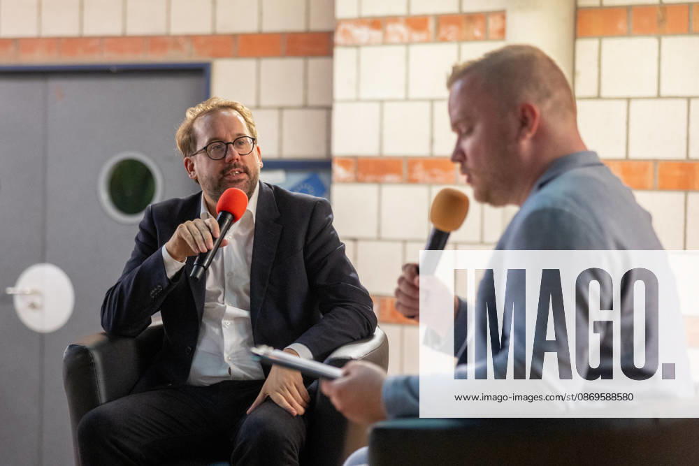 Bornheimer Ortsgespräch mit Paul Ronzheimer - 15.10.26 Veranstaltungsreihe Bornheimer Ortsgespräch - Miteinander im Dialog. Gast: Paul RONZHEIMER, stellvertretender Chefredakteur der BILD, Kriegs- und Krisenreporter und Podcaster, mit Gastgeber, Moderator und Ortsvorsteher von Bornheim-Ort Dominik PINSDORF (parteilos) in der Europaschule Bornheim. Bornheim Nordrhein-Westfalen Deutschland