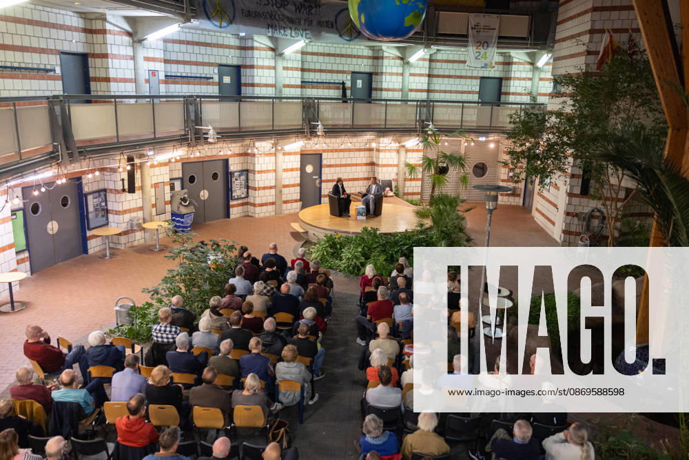 Bornheimer Ortsgespräch mit Paul Ronzheimer - 15.10.26 Veranstaltungsreihe Bornheimer Ortsgespräch - Miteinander im Dialog. Gast: Paul RONZHEIMER, stellvertretender Chefredakteur der BILD, Kriegs- und Krisenreporter und Podcaster, mit Gastgeber, Moderator und Ortsvorsteher von Bornheim-Ort Dominik PINSDORF (parteilos) in der Europaschule Bornheim. Bornheim Nordrhein-Westfalen Deutschland