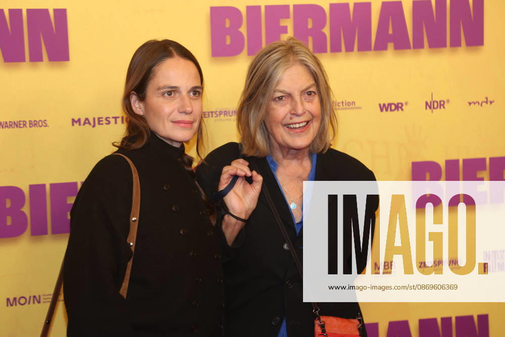 Berlin Premiere des Dokumentarfilms BIERMANN in Berlin Berlin, 15.10.2026 Angela Winkler (r.) bei der Berlin Premiere des Dokumentarfilms BIERMANN im Kino International in Berlin Berlin Deutschland