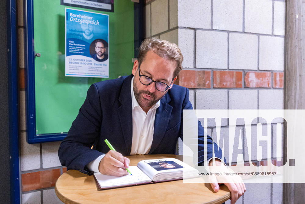 Bornheimer Ortsgespräch mit Paul Ronzheimer - 15.10.26 Eintrag in das Gästebuch - Veranstaltungsreihe Bornheimer Ortsgespräch - Miteinander im Dialog. Gast: Paul RONZHEIMER, stellvertretender Chefredakteur der BILD, Kriegs- und Krisenreporter und Podcaster, mit Gastgeber, Moderator und Ortsvorsteher von Bornheim-Ort Dominik PINSDORF (parteilos) in der Europaschule Bornheim. Bornheim Nordrhein-Westfalen Deutschland