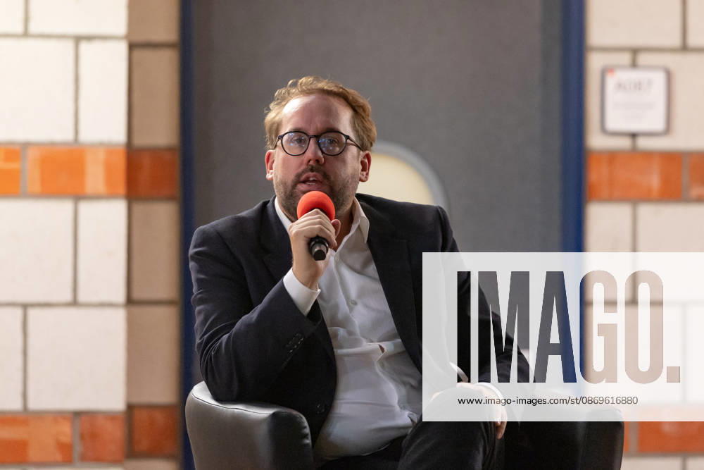 Bornheimer Ortsgespräch mit Paul Ronzheimer - 15.10.26 Veranstaltungsreihe Bornheimer Ortsgespräch - Miteinander im Dialog. Gast: Paul RONZHEIMER, stellvertretender Chefredakteur der BILD, Kriegs- und Krisenreporter und Podcaster, mit Gastgeber, Moderator und Ortsvorsteher von Bornheim-Ort Dominik PINSDORF (parteilos) in der Europaschule Bornheim. Bornheim Nordrhein-Westfalen Deutschland