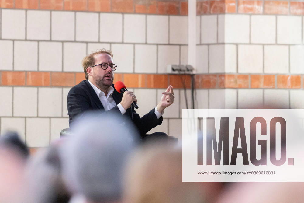 Bornheimer Ortsgespräch mit Paul Ronzheimer - 15.10.26 Veranstaltungsreihe Bornheimer Ortsgespräch - Miteinander im Dialog. Gast: Paul RONZHEIMER, stellvertretender Chefredakteur der BILD, Kriegs- und Krisenreporter und Podcaster, mit Gastgeber, Moderator und Ortsvorsteher von Bornheim-Ort Dominik PINSDORF (parteilos) in der Europaschule Bornheim. Bornheim Nordrhein-Westfalen Deutschland