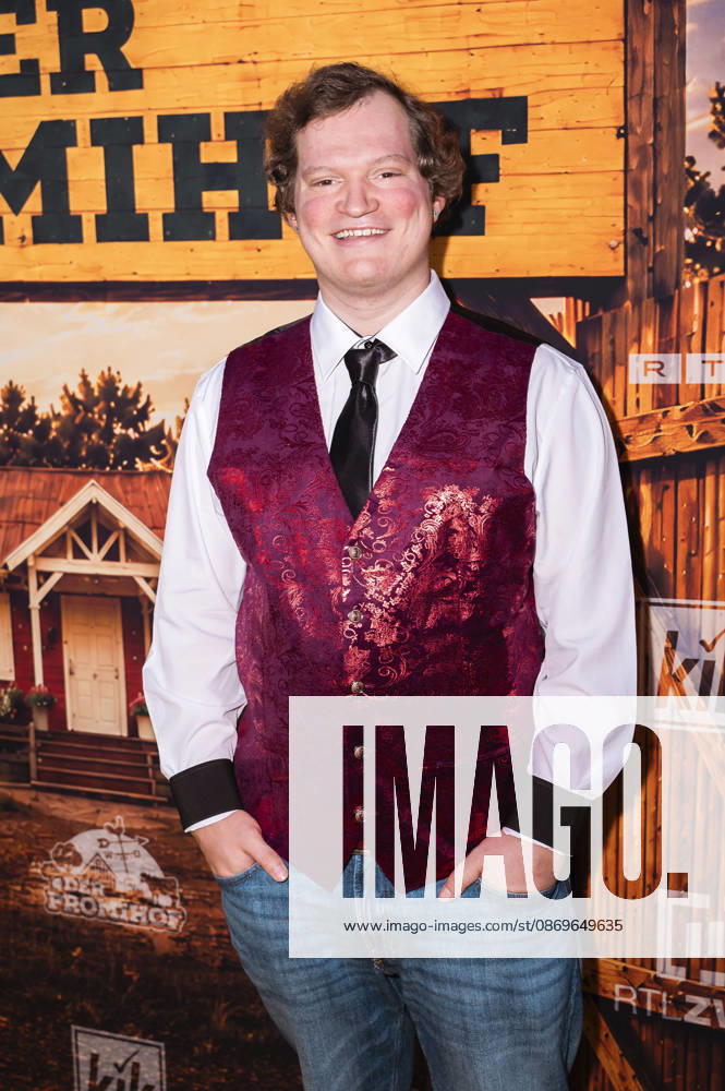 Fritz Wagner bei der Premiere der 2. Staffel der Reality-TV-Show Der Promihof auf dem Erlebnisbauernhof Gertrudenhof. Hürth