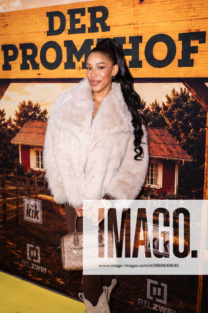 Vanessa Nwakaego Nwattu bei der Premiere der 2. Staffel der Reality-TV-Show Der Promihof auf dem Erlebnisbauernhof Gertrudenhof. Hürth