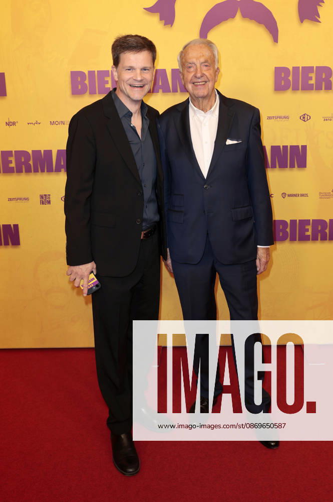 Benjamin Herrmann und Bernd Neumann bei der Premiere des Dokumentarfilms Biermann im Kino International. Berlin