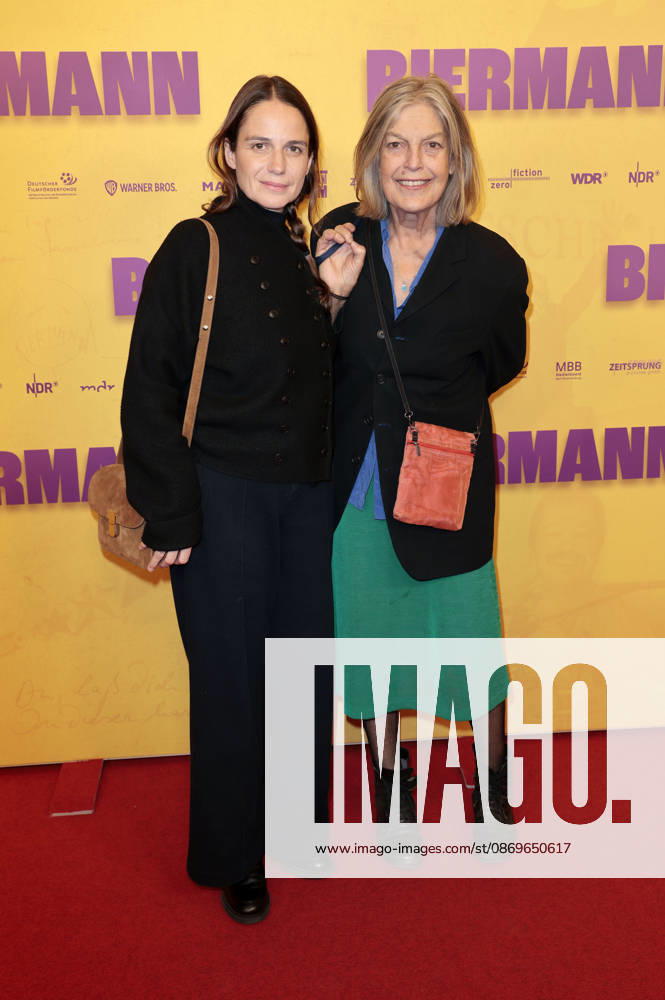 Stella Denis-Winkler und Angela Winkler bei der Premiere des Dokumentarfilms Biermann im Kino International. Berlin