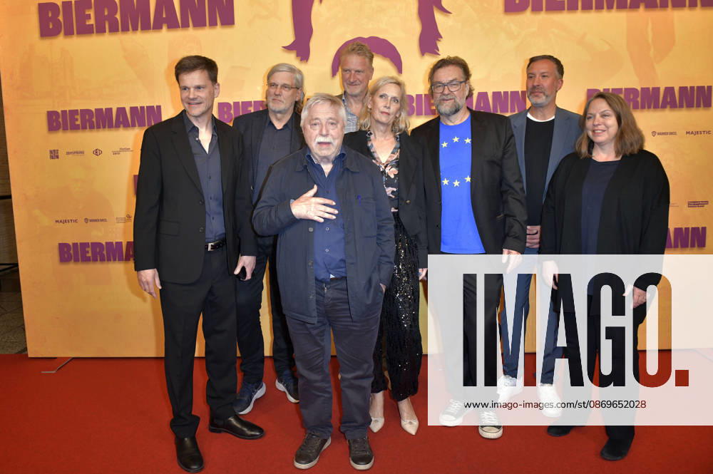 Benjamin Herrmann, Martin Hagemann, Wolf Biermann, Michael Souvignier, Pamela Biermann, Jens Meurer und Gäste bei der Premiere des Dokumentarfilms Biermann im Kino International. Berlin