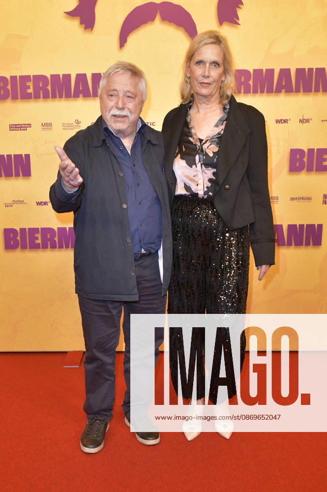 Wolf Biermann mit Ehemann Pamela Biermann bei der Premiere des Dokumentarfilms Biermann im Kino International. Berlin
