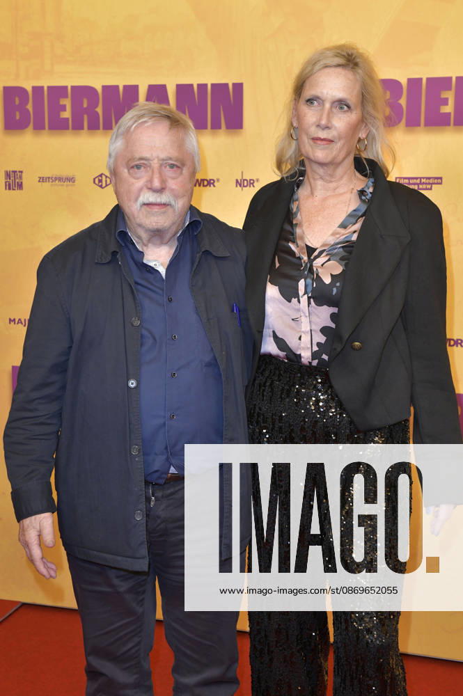 Wolf Biermann mit Ehemann Pamela Biermann bei der Premiere des Dokumentarfilms Biermann im Kino International. Berlin