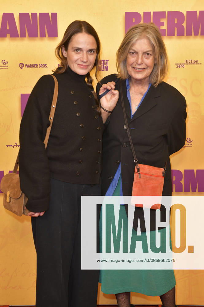 Stella Denis-Winkler und Angela Winkler bei der Premiere des Dokumentarfilms Biermann im Kino International. Berlin