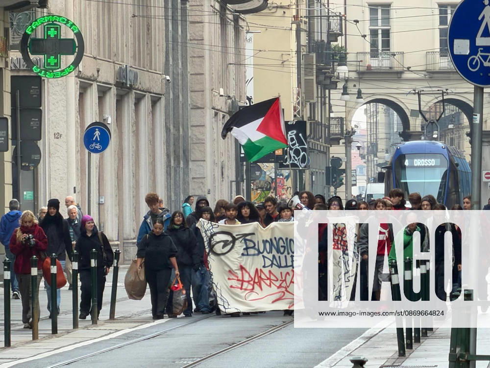 Il corteo contro il cambiamento climatico dei ragazzi di Friday for Future e gli studenti contro il degrado della scuola in corteo per il centro di Torino, 16 ottobre 2026 ANSA TINO ROMANO +++ATTENZIONE: NELLA FOTO Pe08c875883a4a7bb897754a3bbd41756EBBERO ESSERE RITRATTI DEI MINORENNI. L ANSA METTE A DISPOSIZIONE DEI PROPRI ABBONATI QUESTA IMMAGINE, LASCIANDO LORO LA DECISIONE SULL OPPORTUNITA DI PUBBLICARLA+++ ++FOTO DIFFUSA DAGLI STUDENTI ++ USARE SOLO PER ILLUSTRARE OGGI LA NOTIZIA INDICATA NEL TITOLO - NON ARCHIVIARE FOTO NON IN VENDITA - DA USARE SOLO PER FINI GIORNALISTICI - NPK+++ --- A march against climate change by the Fridays for Future group, alongside students protesting the deterioration of their - ZUMAa110 20261016_zaf_a110_002