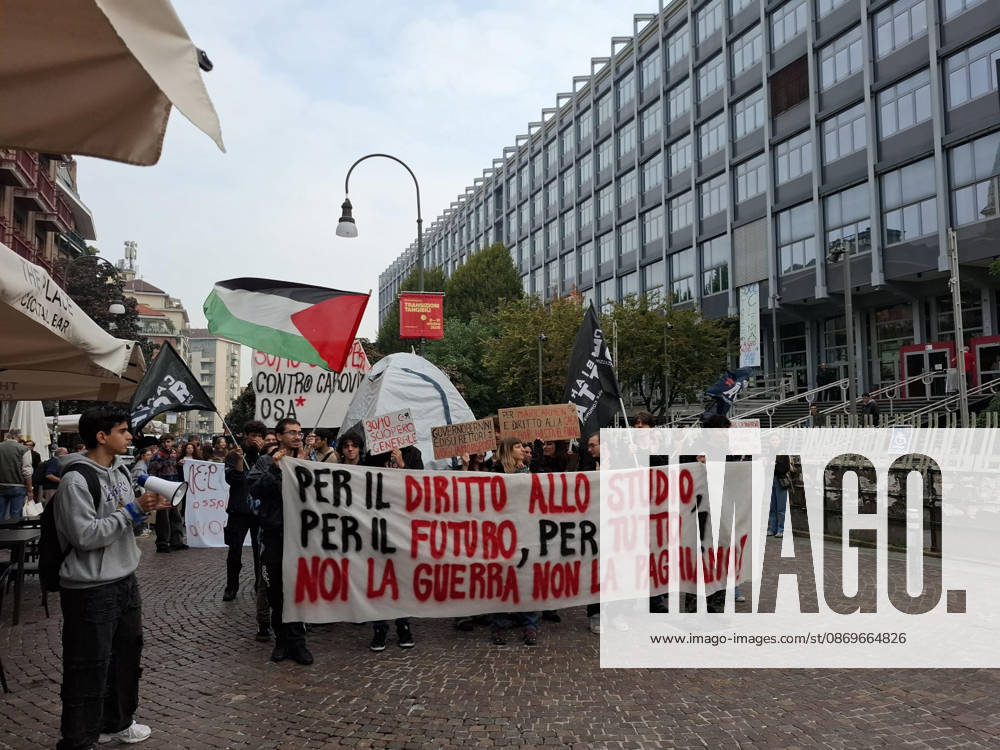 Il corteo contro il cambiamento climatico dei ragazzi di Friday for Future e gli studenti contro il degrado della scuola in corteo per il centro di Torino, 16 ottobre 2026 ANSA TINO ROMANO +++ATTENZIONE: NELLA FOTO P554a56b3796d92876945115ad2a7b2ecEBBERO ESSERE RITRATTI DEI MINORENNI. L ANSA METTE A DISPOSIZIONE DEI PROPRI ABBONATI QUESTA IMMAGINE, LASCIANDO LORO LA DECISIONE SULL OPPORTUNITA DI PUBBLICARLA+++ ++FOTO DIFFUSA DAGLI STUDENTI ++ USARE SOLO PER ILLUSTRARE OGGI LA NOTIZIA INDICATA NEL TITOLO - NON ARCHIVIARE FOTO NON IN VENDITA - DA USARE SOLO PER FINI GIORNALISTICI - NPK+++ --- A march against climate change by the Fridays for Future group, alongside students protesting the deterioration of their - ZUMAa110 20261016_zaf_a110_003