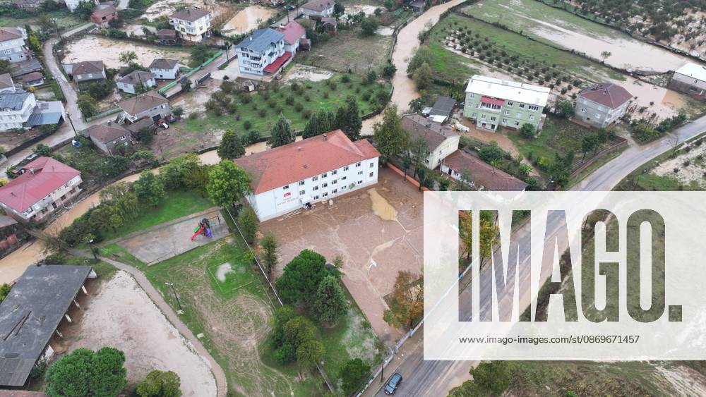 Heavy rain continues to affect Sakarya SAKARYA, TURKIYE - OCTOBER 16: An aerial view of floodwaters surrounding homes and roads in the Daricayiri neighborhood of Karasu district in Sakarya, Turkiye, on October 16, 2026. Heavy rainfall that began on the evening of the previous day continued to affect the province, and the area was seen from the air after flooding struck the neighborhood. Ibrahim Yozoglu Anadolu Sakarya Turkey. Editorial use only. Please get in touch for any other usage.