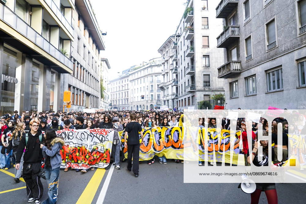 IPA89756929 - Milan, October 16, 2026: student march; Thousands of students demonstrate in support of education and against the cap on foreign students: