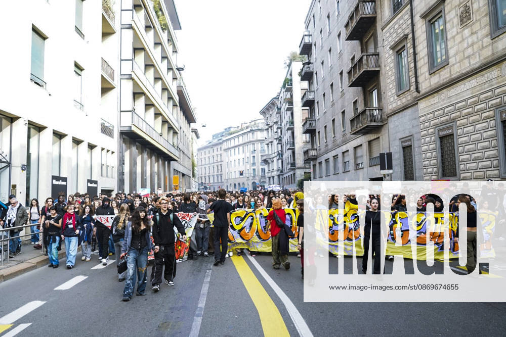 IPA89756917 - Milan, October 16, 2026: student march; Thousands of students demonstrate in support of education and against the cap on foreign students: