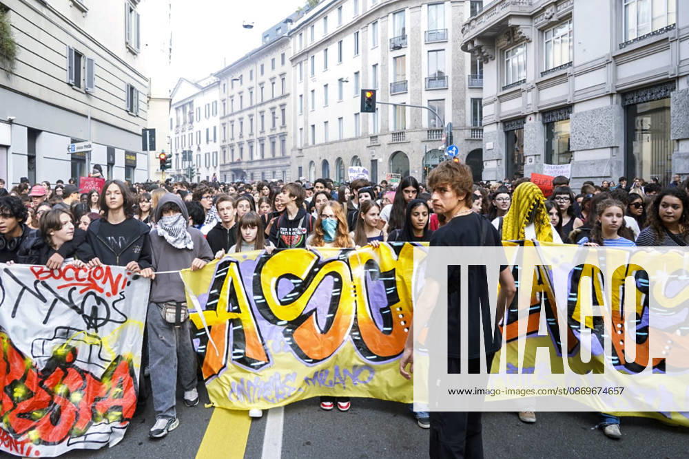 IPA89756936 - Milan, October 16, 2026: student march; Thousands of students demonstrate in support of education and against the cap on foreign students: