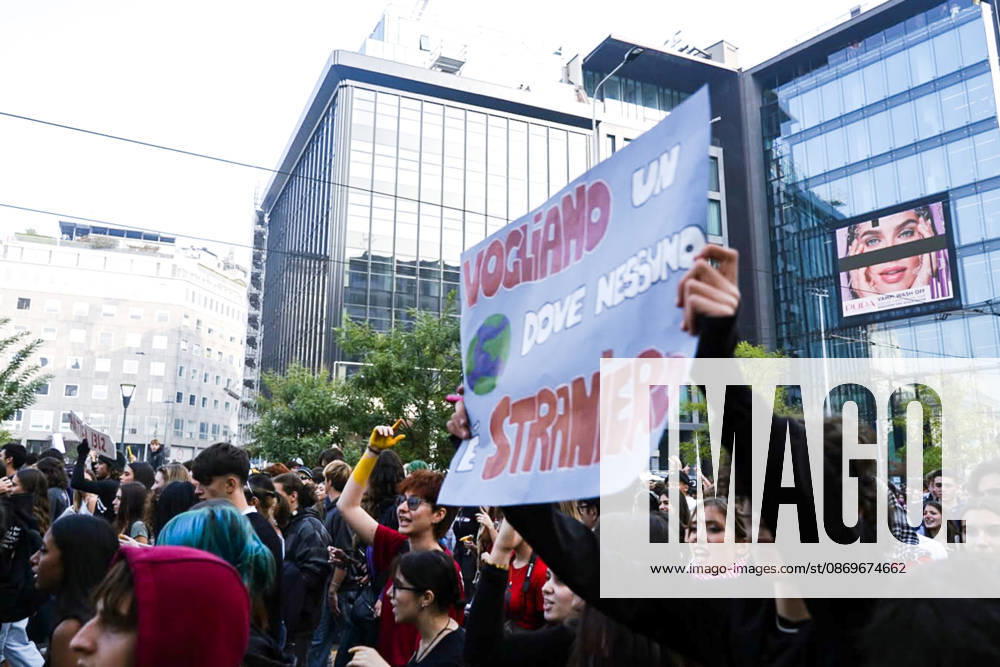 IPA89756951 - Milan, October 16, 2026: student march; Thousands of students demonstrate in support of education and against the cap on foreign students: