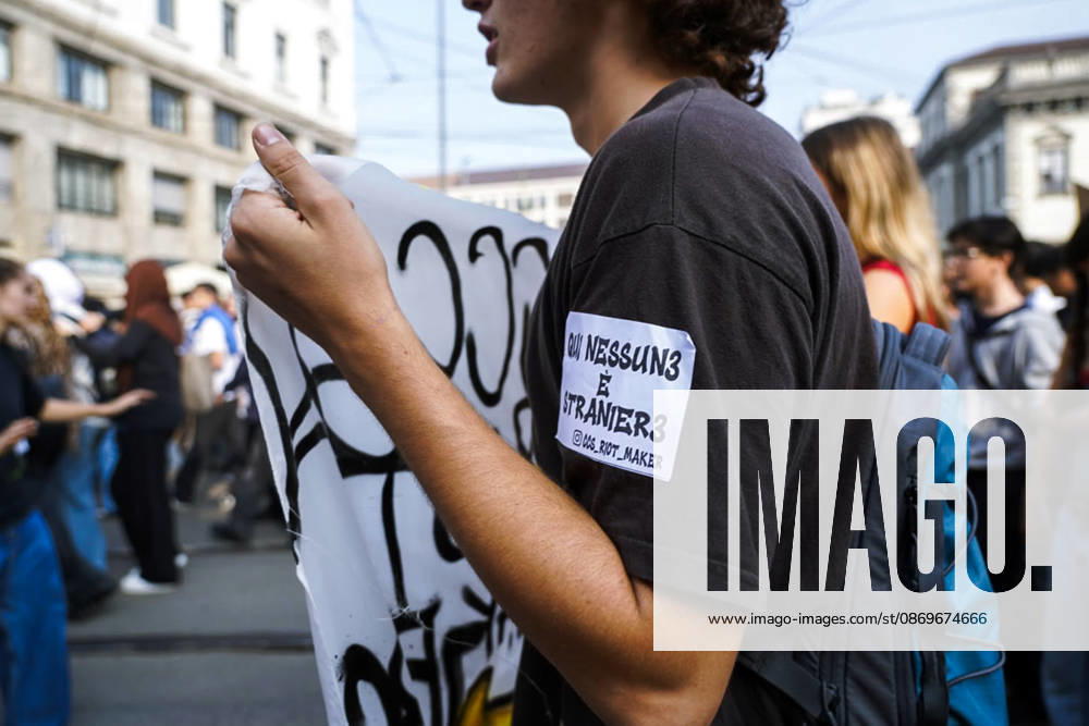 IPA89756957 - Milan, October 16, 2026: student march; Thousands of students demonstrate in support of education and against the cap on foreign students: