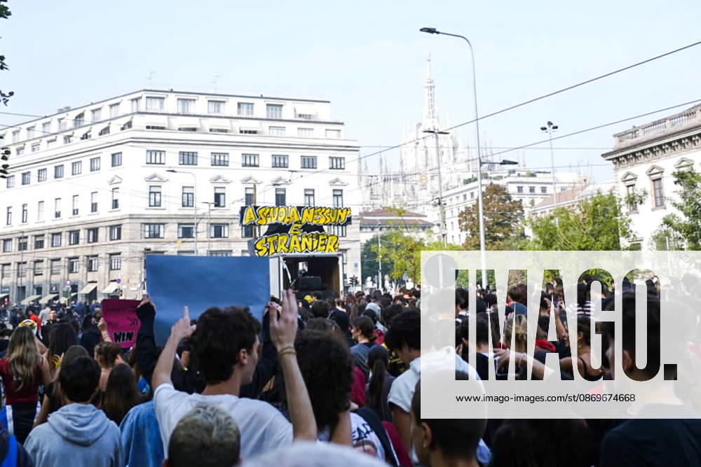 IPA89756960 - Milan, October 16, 2026: student march; Thousands of students demonstrate in support of education and against the cap on foreign students: