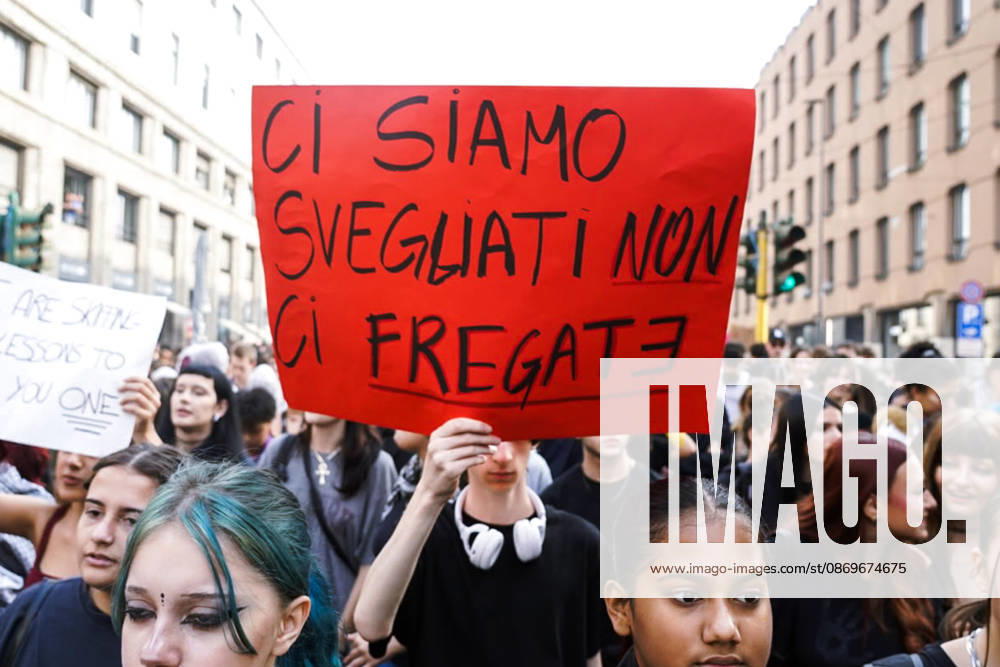 IPA89756968 - Milan, October 16, 2026: student march; Thousands of students demonstrate in support of education and against the cap on foreign students: