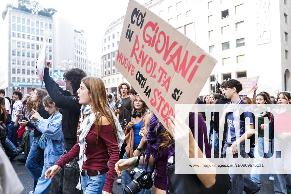 IPA89756922 - Milan, October 16, 2026: student march; Thousands of students demonstrate in support of education and against the cap on foreign students: