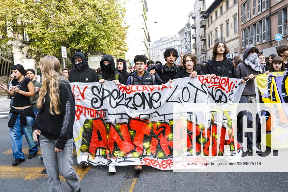 IPA89756938 - Milan, October 16, 2026: student march; Thousands of students demonstrate in support of education and against the cap on foreign students: