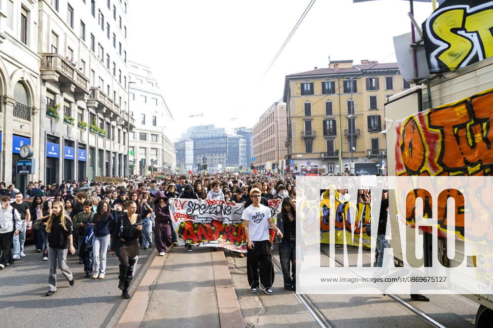 IPA89756971 - Milan, October 16, 2026: student march; Thousands of students demonstrate in support of education and against the cap on foreign students: