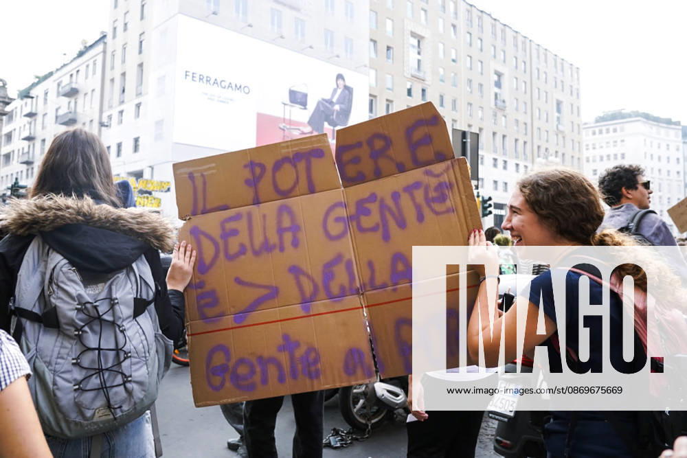 IPA89756920 - Milan, October 16, 2026: student march; Thousands of students demonstrate in support of education and against the cap on foreign students: