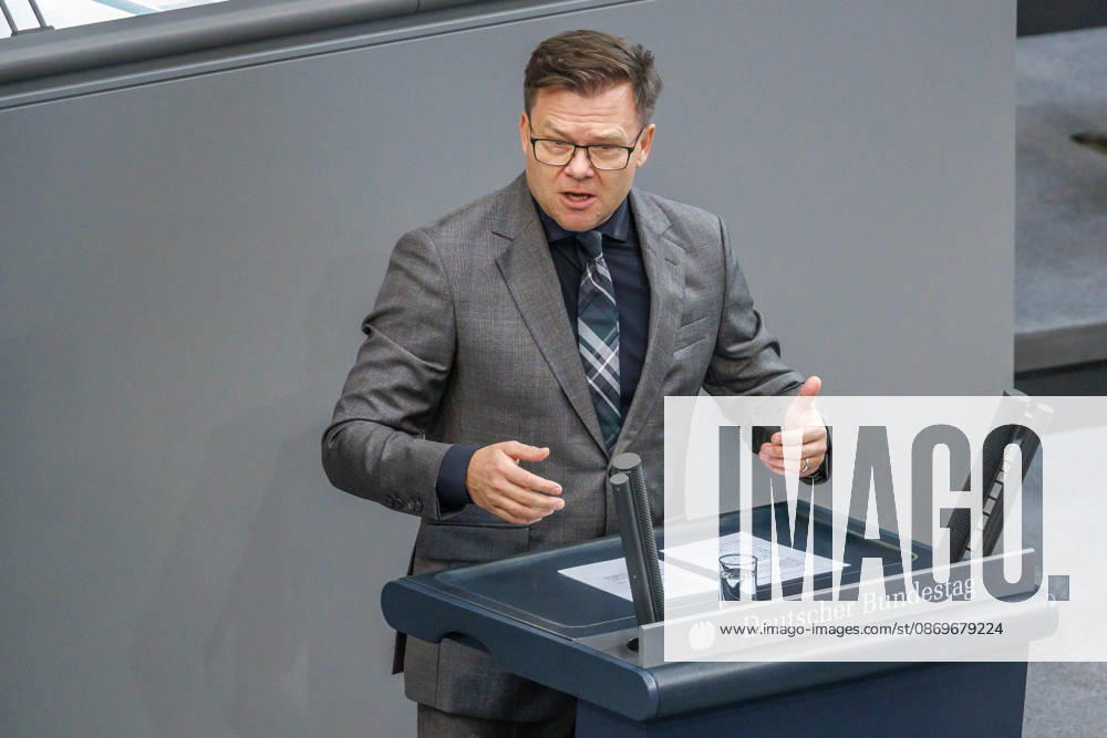 Bundestag Carsten Schneider (SPD), Minister fuer Umwelt, Klimaschutz, Naturschutz und nukleare Sicherheit, im Deutschen Bundestag am 16.10.26 in Berlin. Berlin Berlin Deutschland Bundestag