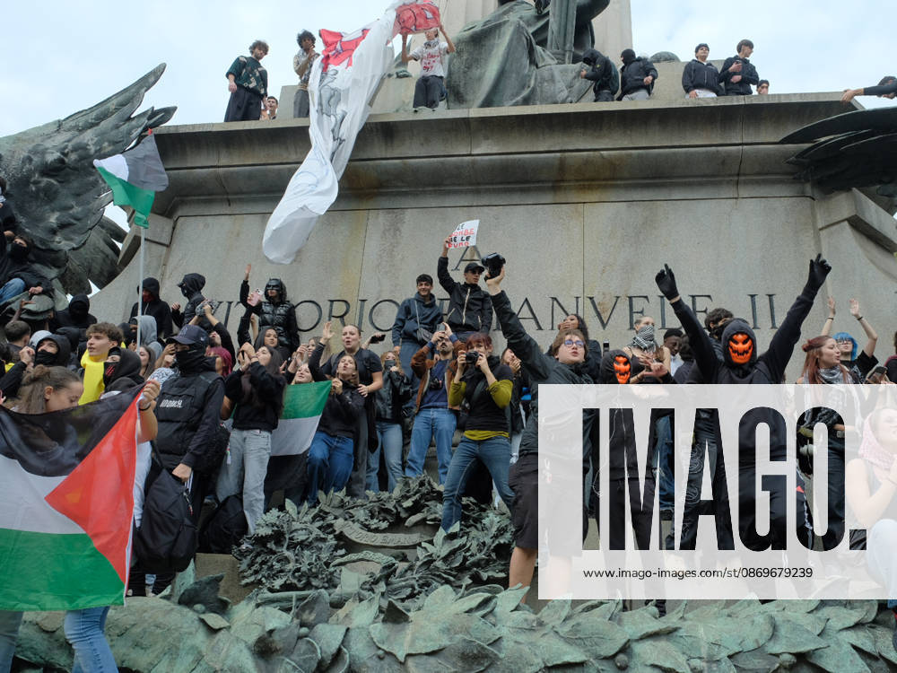 IPA89758493 - Turin, October 16, 2026: Student protests calling for funding for schools, not for war