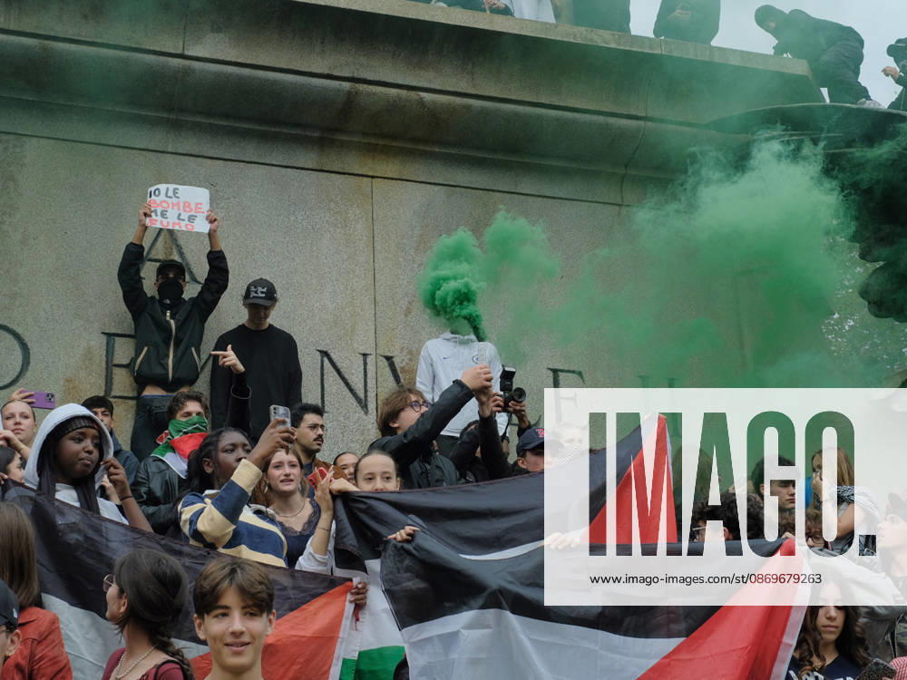 IPA89758496 - Turin, October 16, 2026: Student protests calling for funding for schools, not for war