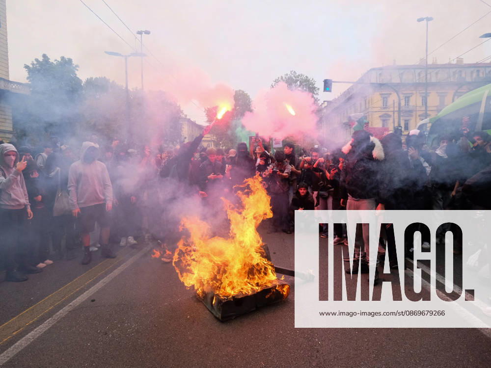 IPA89758537 - Turin, October 16, 2026: Student protests calling for funding for schools, not for war