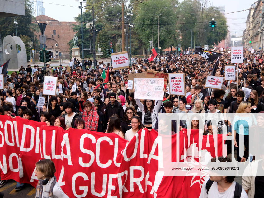 IPA89758476 - Turin, October 16, 2026: Student protests calling for funding for schools, not for war
