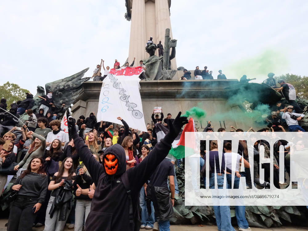 IPA89758557 - Turin, October 16, 2026: Student protests calling for funding for schools, not for war