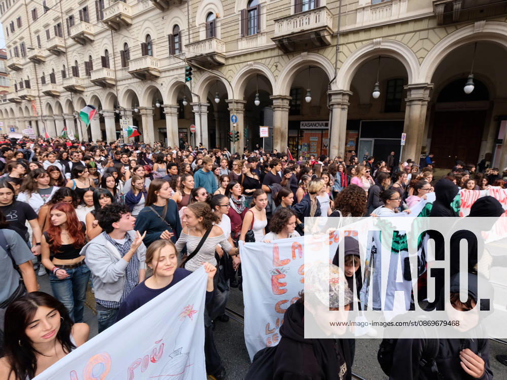 IPA89758466 - Turin, October 16, 2026: Student protests calling for funding for schools, not for war