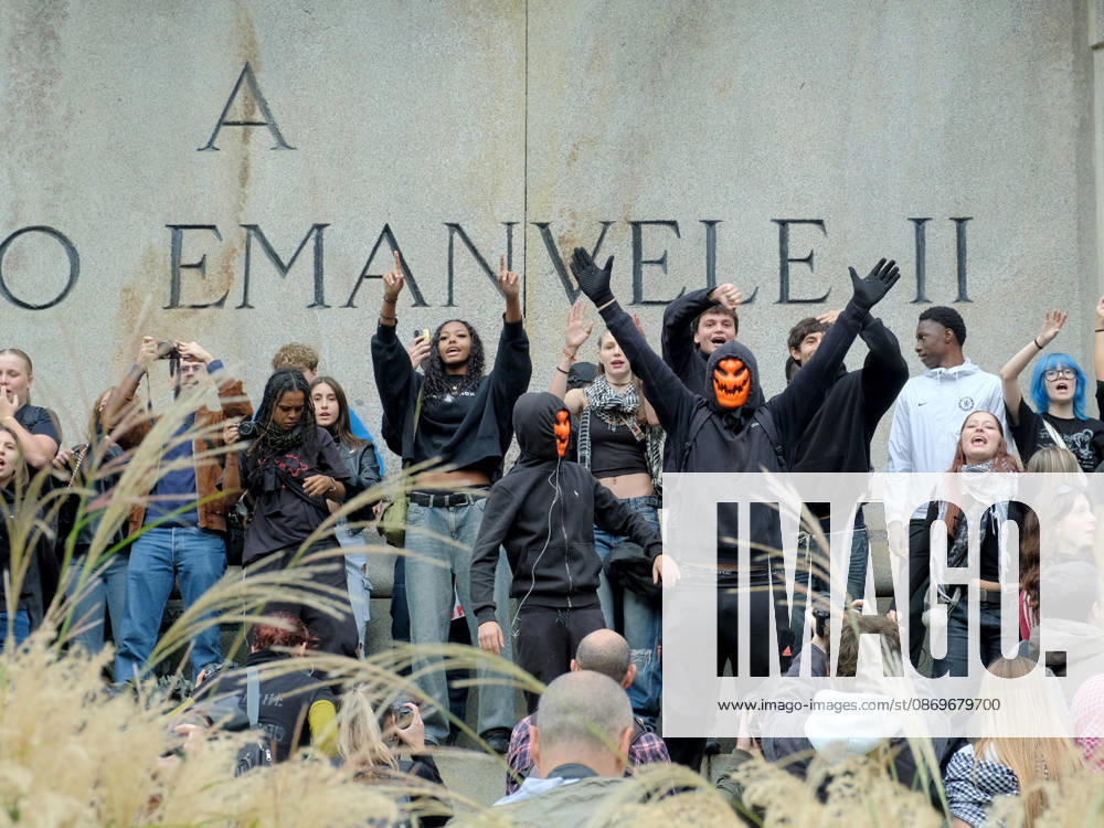 IPA89758487 - Turin, October 16, 2026: Student protests calling for funding for schools, not for war