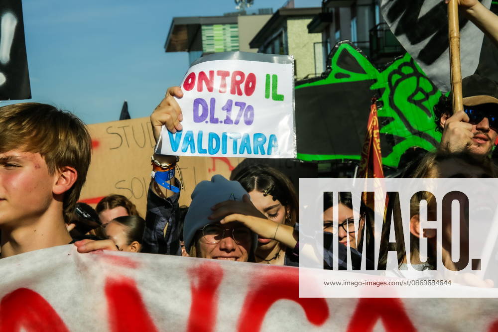 High school students are participating in the march organized by the Coordination of High School Students to denounce the lack of resources in public schools, staff insecurity, the cost of books and transportation, and the critical issues facing the school system. The demonstration is part of the national student mobilization. Mestre, October 16, 2026 Master Italy - ZUMAa289 20261016_zia_a289_017