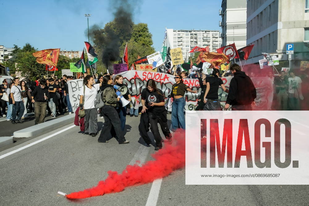 High school students are participating in the march organized by the Coordination of High School Students to denounce the lack of resources in public schools, staff insecurity, the cost of books and transportation, and the critical issues facing the school system. The demonstration is part of the national student mobilization. Mestre, October 16, 2026 Master Italy - ZUMAa289 20261016_zia_a289_026
