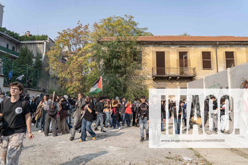 IPA89759953 - Milan, October 16, 26, Largo Cairoli, No One Is a Stranger Student Strike The march ends with the occupation of the building next to the Festa del Perdono State University campus in Sforza