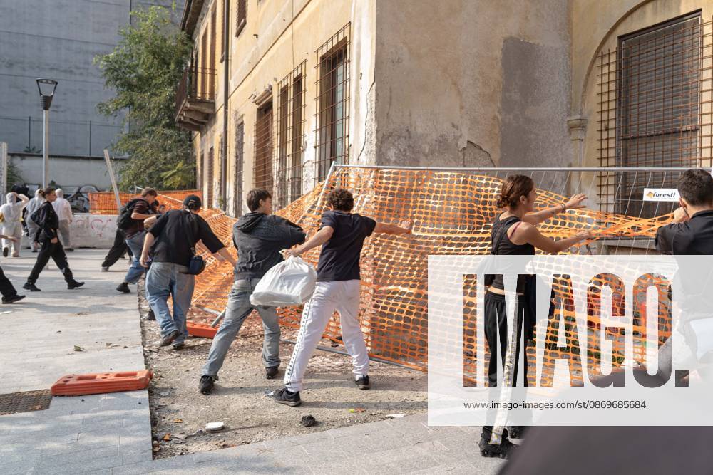 IPA89759950 - Milan, October 16, 26, Largo Cairoli, No One Is a Stranger Student Strike The march ends with the occupation of the building next to the Festa del Perdono State University campus in Sforza