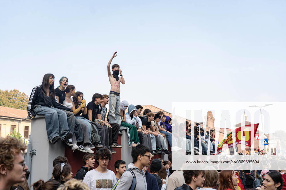 IPA89759963 - Milan, October 16, 26, Largo Cairoli, No One Is a Stranger Student Strike The march ends with the occupation of the building next to the Festa del Perdono State University campus in Sforza
