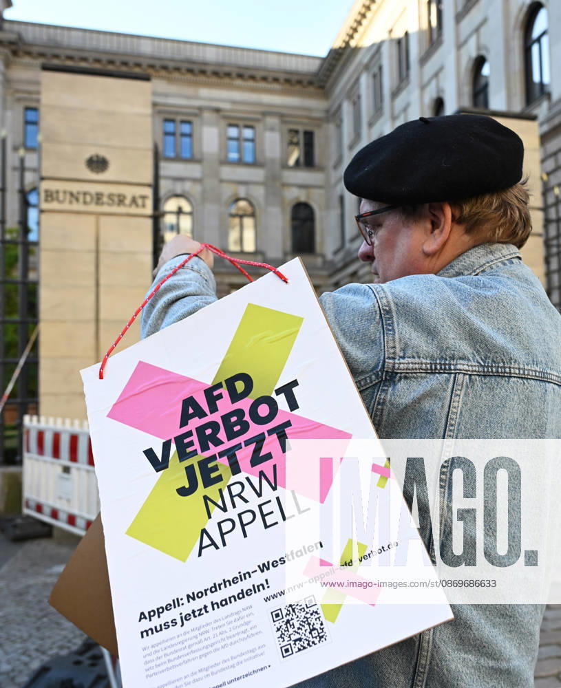 Rally calling for an AfD ban in Berlin BERLIN, GERMANY - OCTOBER 16: People take part in a rally near the Bundesrat calling for proceedings to ban the far-right Alternative for Germany (AfD) party and urge North Rhine-Westphalia Minister-President Hendrik Wüst to support their demand, as he is set to be elected President of the Bundesrat that day, in Berlin, Germany, on 16 October 2026. The rally is organized by the alliance NRW Appeal: AfD Ban Now, which reportedly collected more than 120,000 signatures in support of an AfD ban in North Rhine-Westphalia and is urging the Bundesrat to initiate proceedings before the Federal Constitutional Court to ban the party. Volodymyr Sindieiev Anadolu Berlin Germany. Editorial use only. Please get