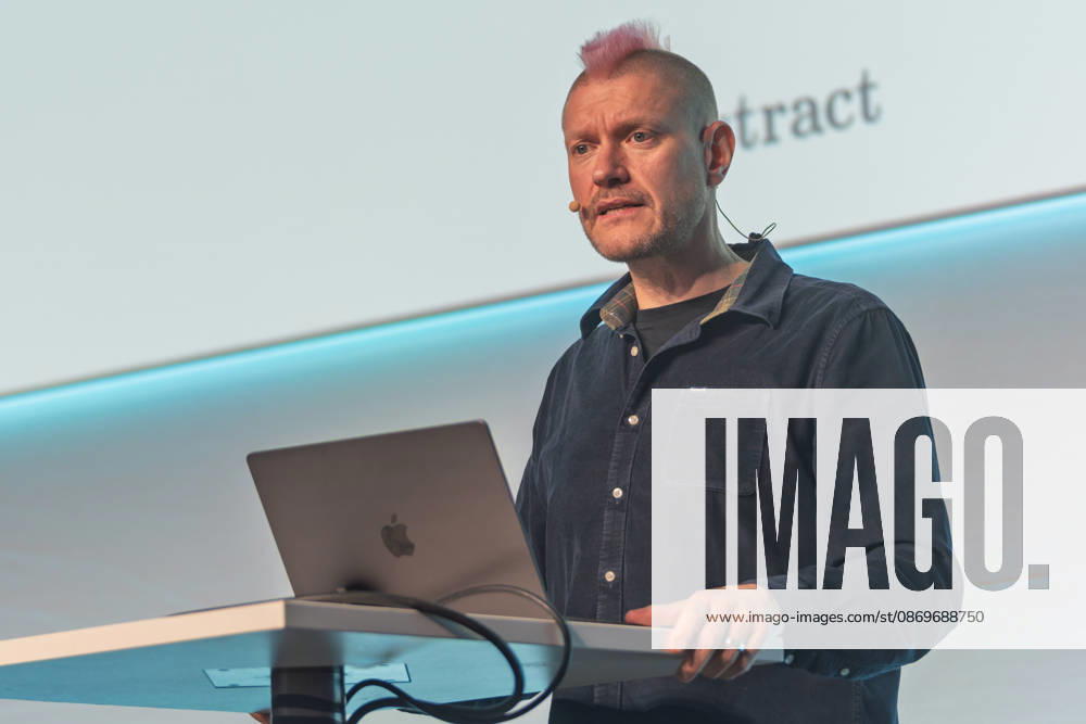Berlin, 16.10.2026: Auf der NeulandPro Connect 2026 spricht der Publizist und Digital-Vordenker Sascha Lobo am Rednerpult mit seinem Laptop. Die zweitägige KI-Konferenz NeulandPro Connect 2026 findet am 16. und 17. Oktober im Westhafen Event & Convention Center (WECC) in Moabit statt, einem historischen Speichergebäude am Berliner Westhafen. Veranstalter ist NeulandPro, eine Bildungs- und Medienmarke rund um Künstliche Intelligenz. Mit Vorträgen, Workshops und Hackathons richtet sich die Konferenz vor allem an kleine und mittelständische Unternehmen, Gründer und Führungskräfte, die KI praktisch einsetzen wollen; erwartet werden bis zu 1.000 Gäste. NeulandPro Connect 2026 - KI-Konferenz in Berlin