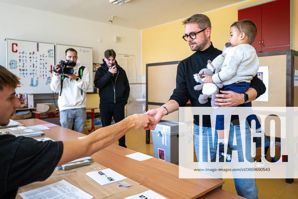 TOP 09 Chairman Matej Ondrej Havel cast his vote in the second round of the Senate elections in the Hradec Kralove district, in Hradec Kralove, Hradec Kralove Region, Czech republic on October 16, 2026. (CTKxPhoto DavidxTanecek) CTKPhotoP2026101605217 CTKPhotoP2026101605217