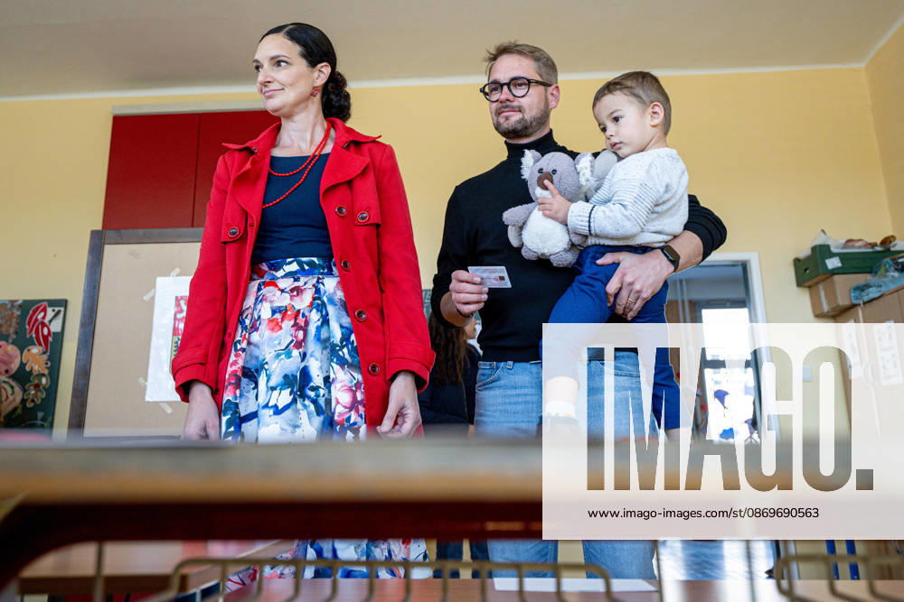 TOP 09 Chairman Matej Ondrej Havel with his family arrive to cast their vote in the second round of the Senate elections in the Hradec Kralove district, in Hradec Kralove, Hradec Kralove Region, Czech republic on October 16, 2026. (CTKxPhoto DavidxTanecek) CTKPhotoP2026101605219 CTKPhotoP2026101605219