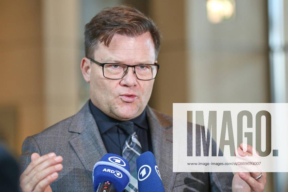 Berlin, Deutschland, 16.10.2026: Deutscher Bundestag: 103. Bundestagssitzung: Bundesminister für Umwelt, Klimaschutz, Naturschutz und nukleare Sicherheit Carsten Schneider (SPD) gibt ein Pressestatement