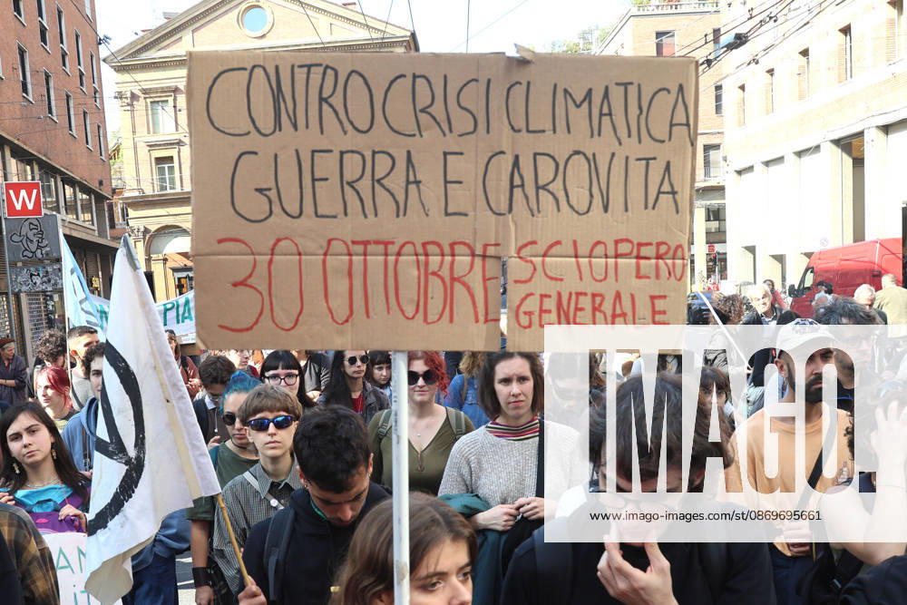 IPA89762504 - Bologna, October 16, 2026. Students and environmentalists gathered to demonstrate in support of the environment and against war on International Climate Day. Pictured is the march organized by Extinction Rebellion and Legambiente.