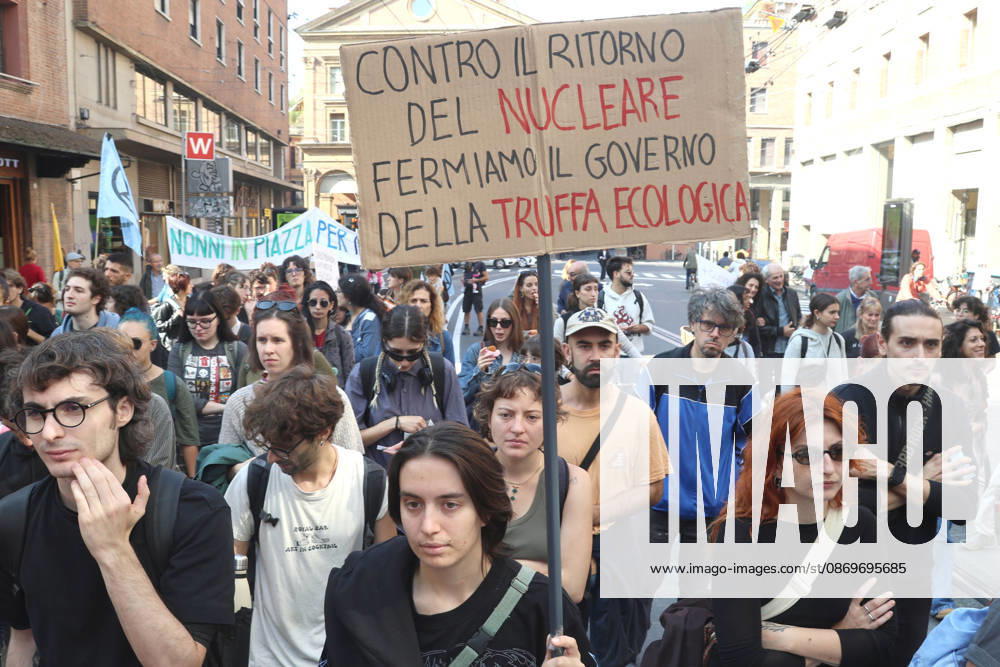 IPA89762505 - Bologna, October 16, 2026. Students and environmentalists gathered to demonstrate in support of the environment and against war on International Climate Day. Pictured is the march organized by Extinction Rebellion and Legambiente.
