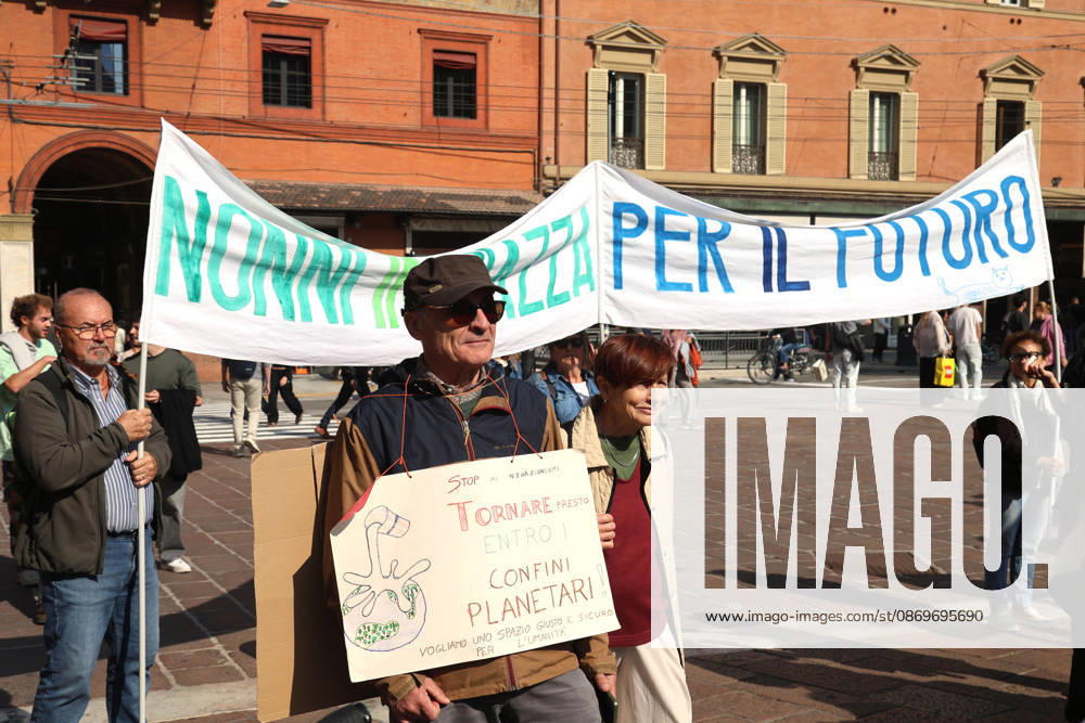 IPA89762510 - Bologna, October 16, 2026. Students and environmentalists gathered to demonstrate in support of the environment and against war on International Climate Day. Pictured is the march organized by Extinction Rebellion and Legambiente.